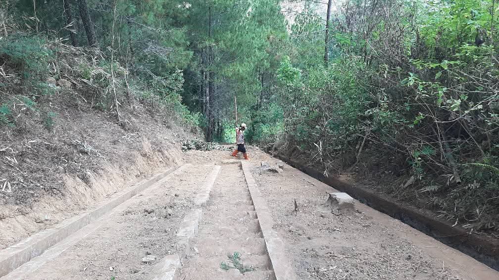 Akses menuju bekas PLTA Pakisbaru dibersihkan sebagai langkah awal pengusulan pemanfaatan aset PLN menjadi objek wisata desa di Pacitan. NUR CAHYONO/RADAR PACITAN