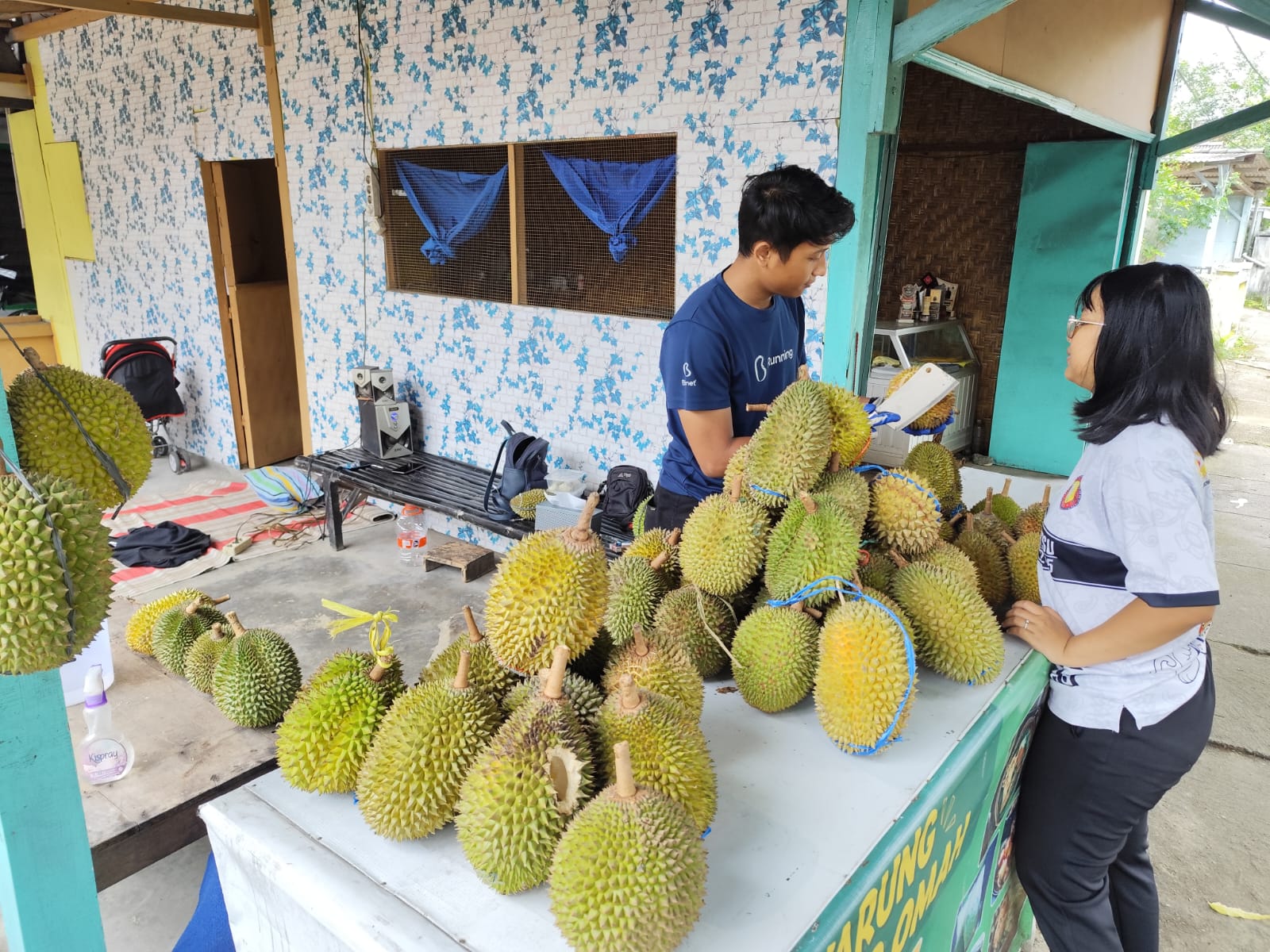Seorang warga memilih durian di lapak Jalan dr Soetomo, Kota Pacitan, saat musim durian mulai ramai pembeli. NUR CAHYONO/RADAR PACITAN