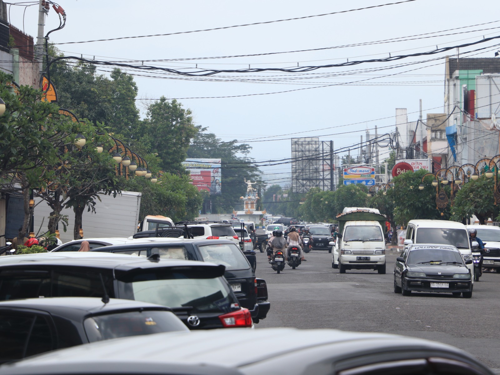 Kondisi Jalan Gajah Mada Ponorogo yang bergelombang parah menyebabkan kepadatan lalu lintas sebelum diperbaiki dengan anggaran Rp 3 miliar dari DAU. SUGENG DWI N/RADAR PONOROGO