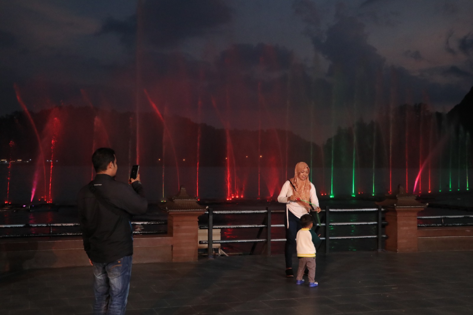 Spot water fountain di Telaga Ngebel tetap menjadi magnet kunjungan wisatawan meski rencana penerapan e-ticketing belum terealisasi. SUGENG DWI N/RADAR PONOROGO