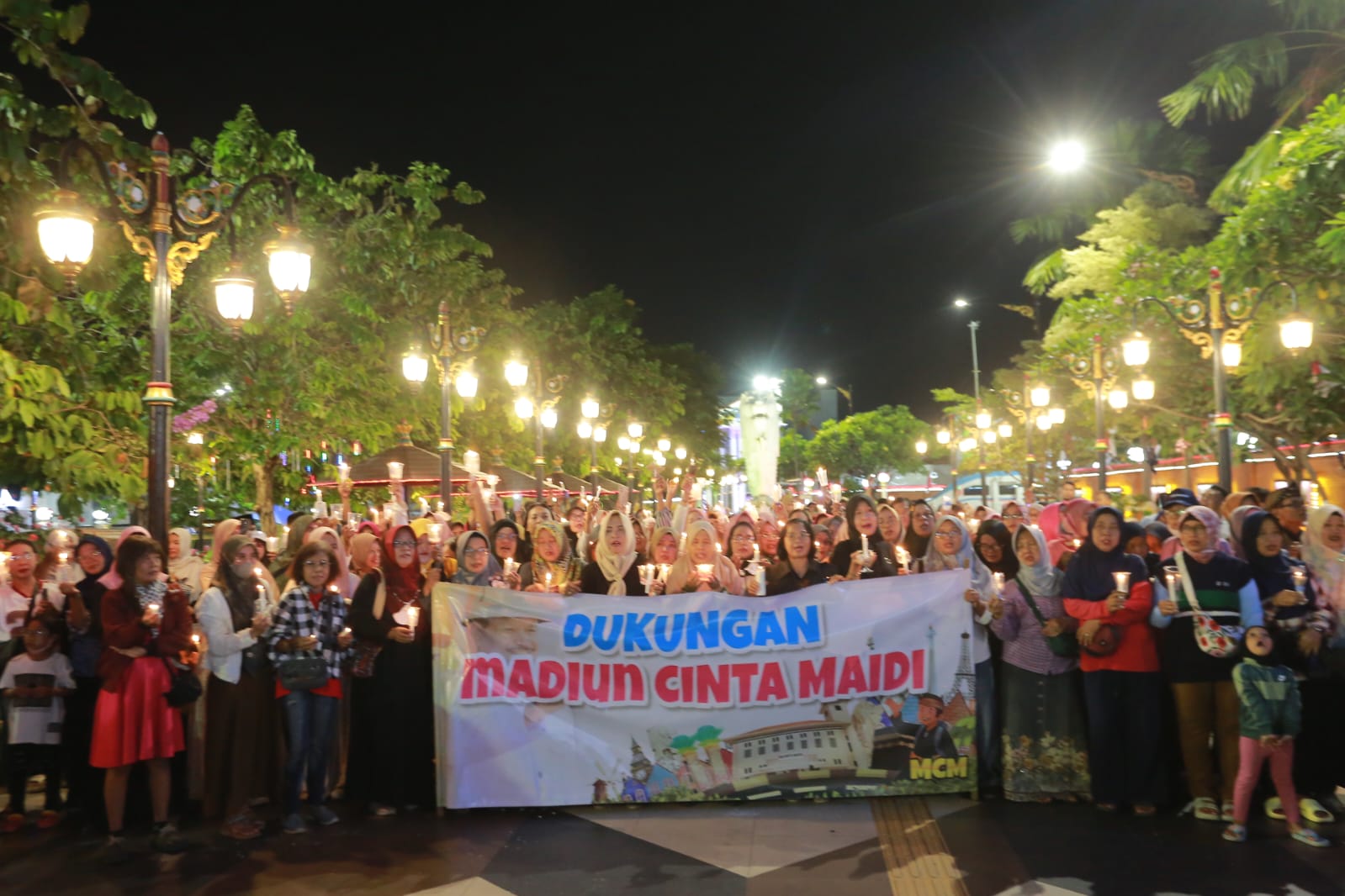 Warga Kota Madiun menggelar doa bersama dan menyalakan lilin sebagai bentuk dukungan moril agar proses hukum yang dijalani Maidi segera tuntas. BAGAS BIMANTARA/RADAR MADIUN