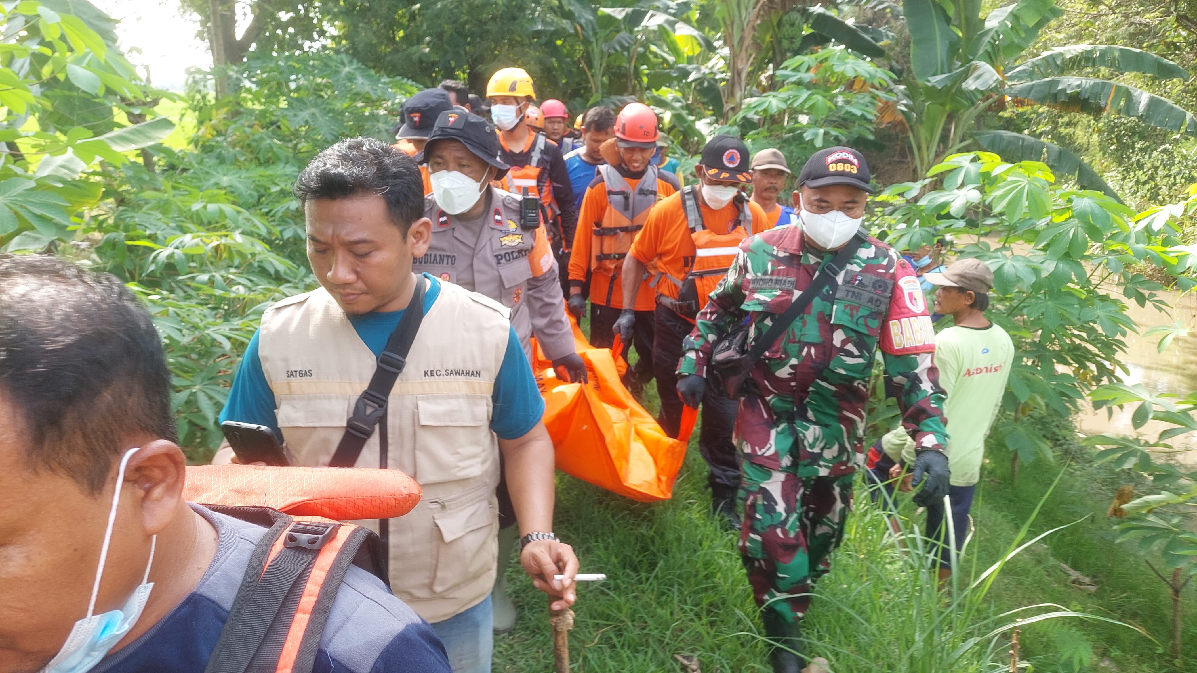Tim gabungan BPBD, Brimob, dan relawan melakukan penyisiran sungai saat pencarian lansia yang dilaporkan hilang di Kecamatan Sawahan, Kabupaten Madiun. DIAN RAHAYU/RADAR MADIUN