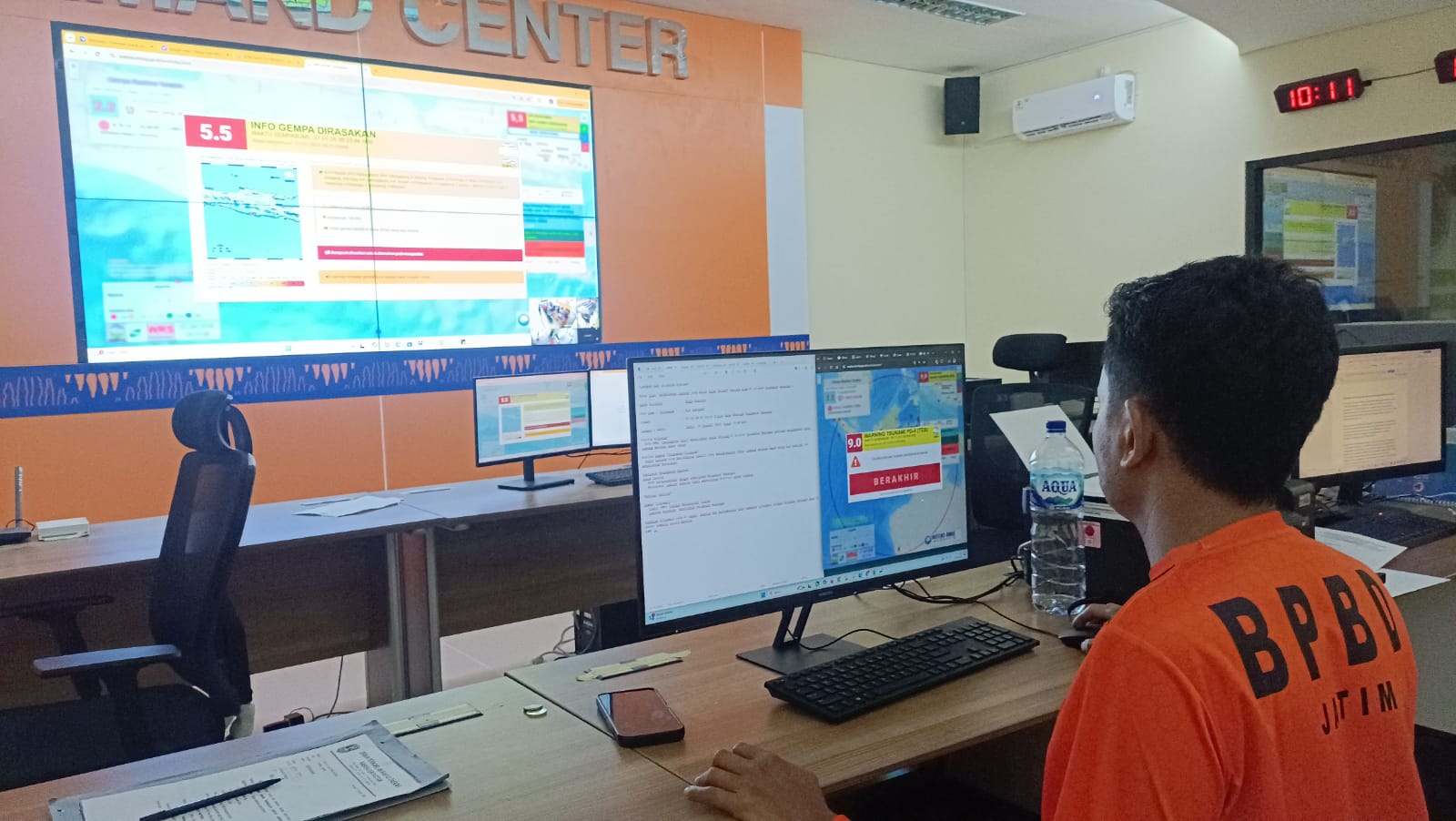 Tim BPBD Pacitan memantau titik gempa.
