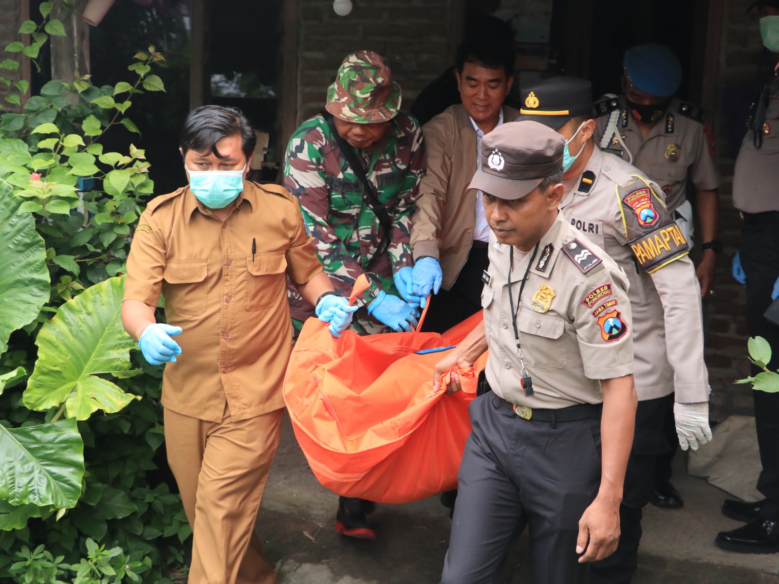 Rumah Nuraini (55) di Desa Golan, Sukorejo, lokasi ditemukannya korban tewas bersimbah darah, kemarin. SUGENG DWI N/RADAR PONOROGO