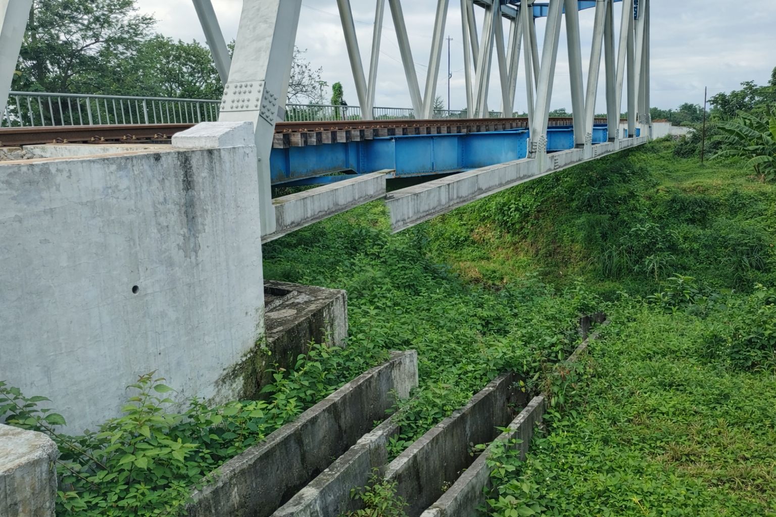 Petugas PT KAI melakukan pemantauan perjalanan kereta api di wilayah Daop 7 Madiun usai gempa Pacitan. FOTO: HUMAS KAI DAOP 7 MADIUN