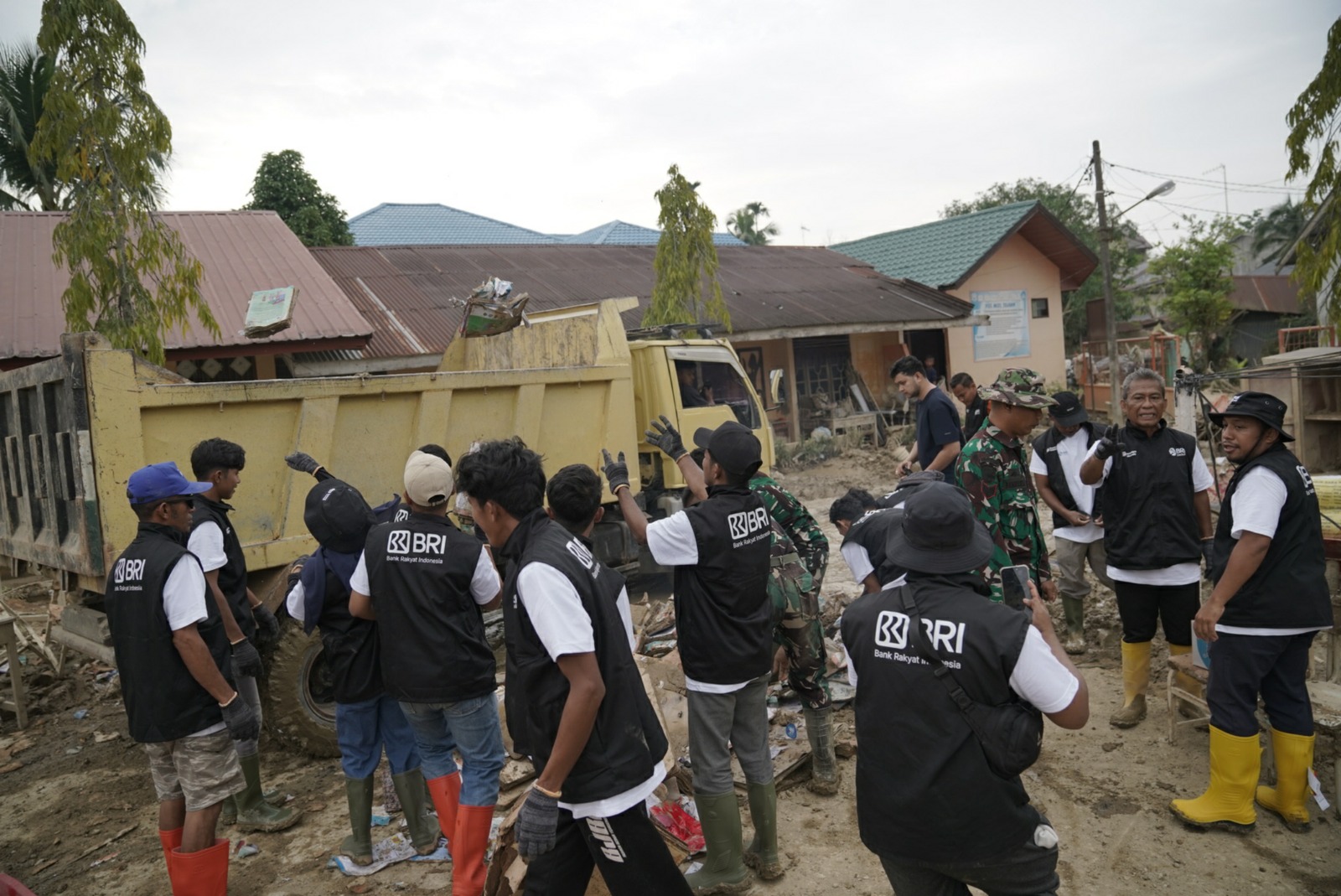 Relawan BRI Peduli membersihkan ruang kelas SD Negeri Tugu Upah, Aceh Tamiang, agar kegiatan belajar mengajar dapat kembali berjalan pascabencana. FOTO: BRI PEDULI