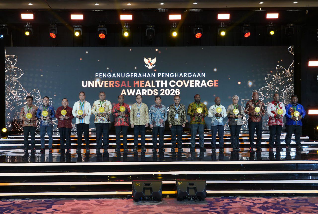 BPJS Kesehatan memberikan penghargaan untuk 428 pemda melalui UHC Awards 2026.