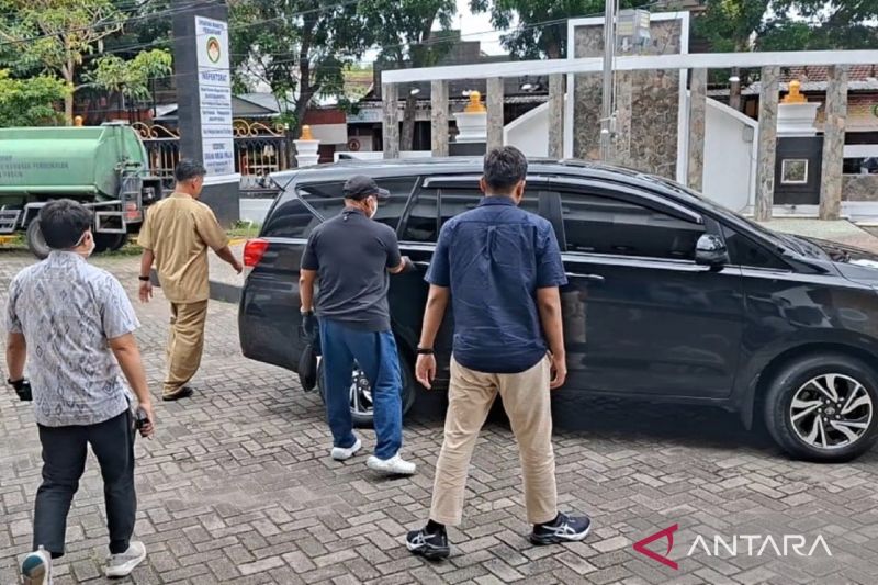 Penyidik KPK menggeledah Kantor DPUPR Kota Madiun di Gedung Graha Krida Praja, Selasa (27/1).