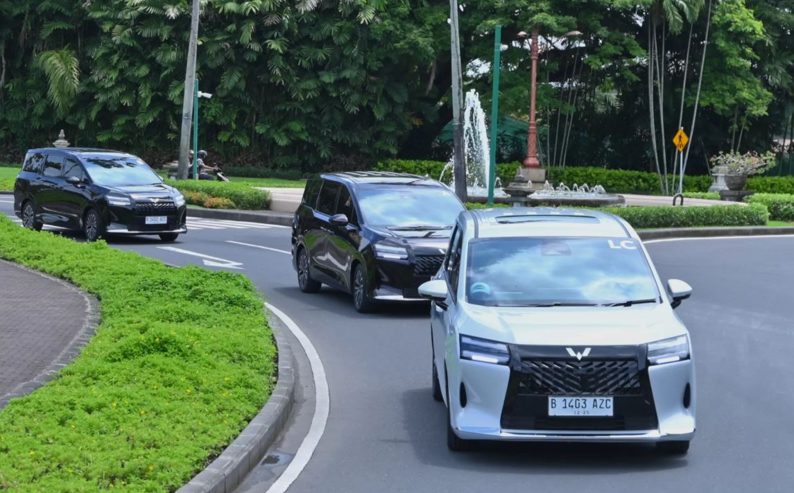 Uji coba Wuling Darion PHEV di jalanan.
