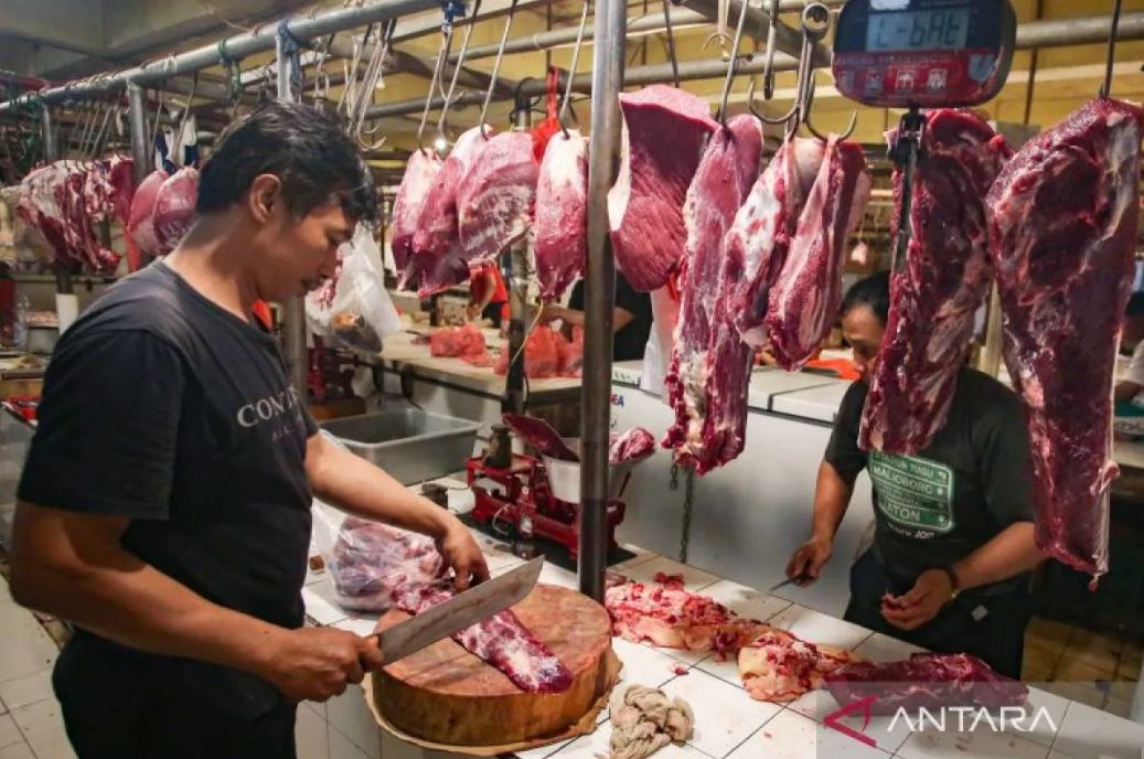 Pedagang memotong daging sapi dagangannya di Pasar Kebayoran Lama, Jakarta, Rabu (21/1/2026)