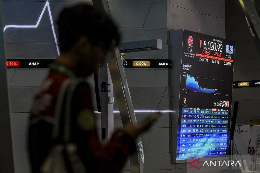 Pergerakan harga saham di Bursa Efek Indonesia, Jakarta, Senin (27/10/2025).
