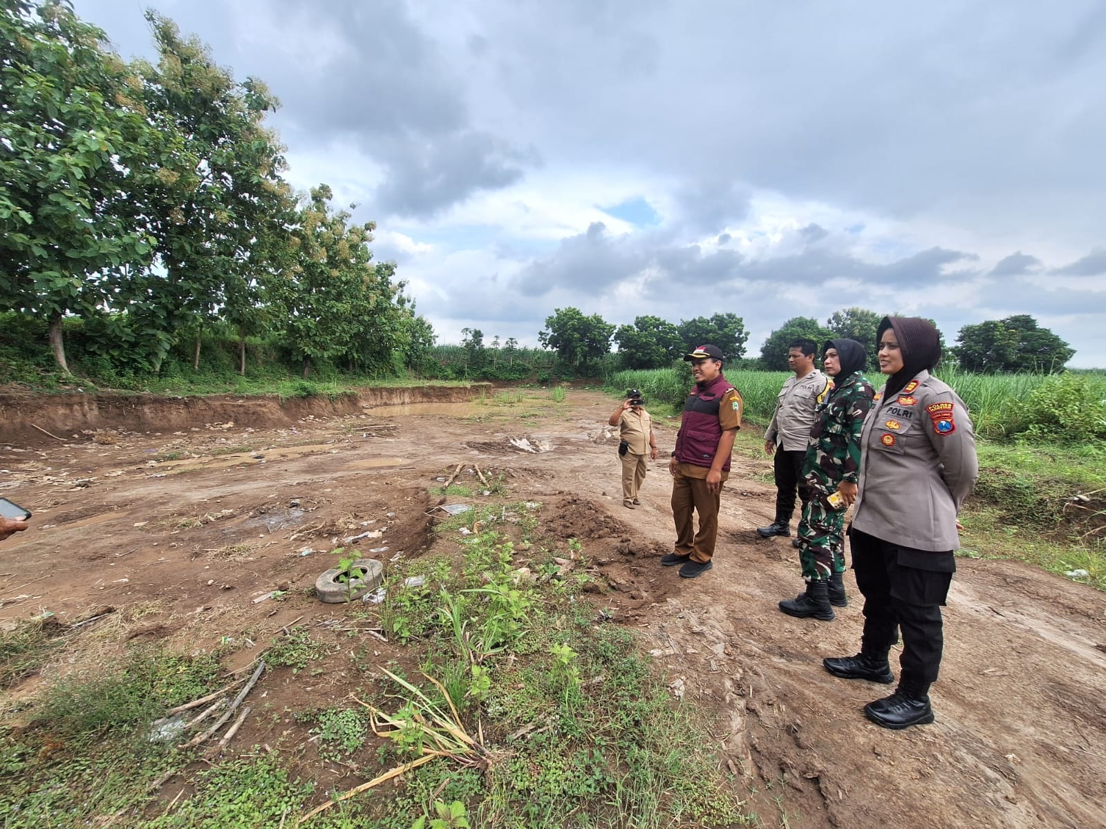 TINJAU LOKASI: Forkopimca Maospati saat meninjau lokasi tambang rakyat di Desa Gulun kemarin (27/1).