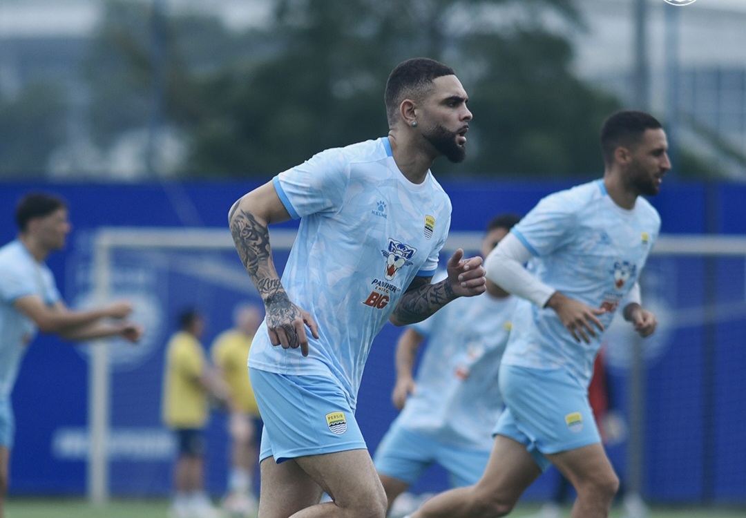 Layvin Kurzawa hari ini jalani latihan perdana.