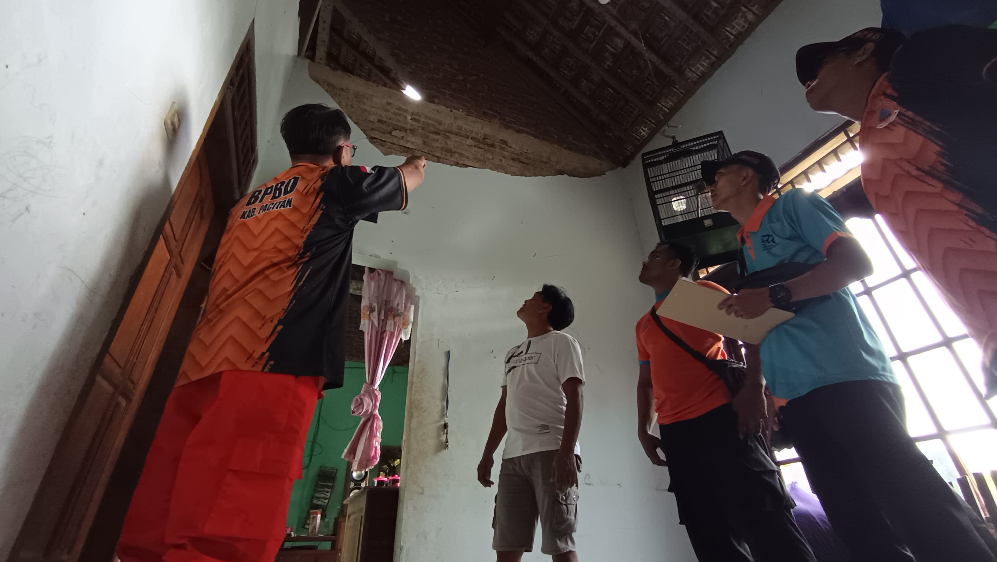 KERUSAKAN: Kondisi retakan rumah Herlin Widyasawara di Desa Sedeng, Pacitan, yang semakin lebar akibat gempa.