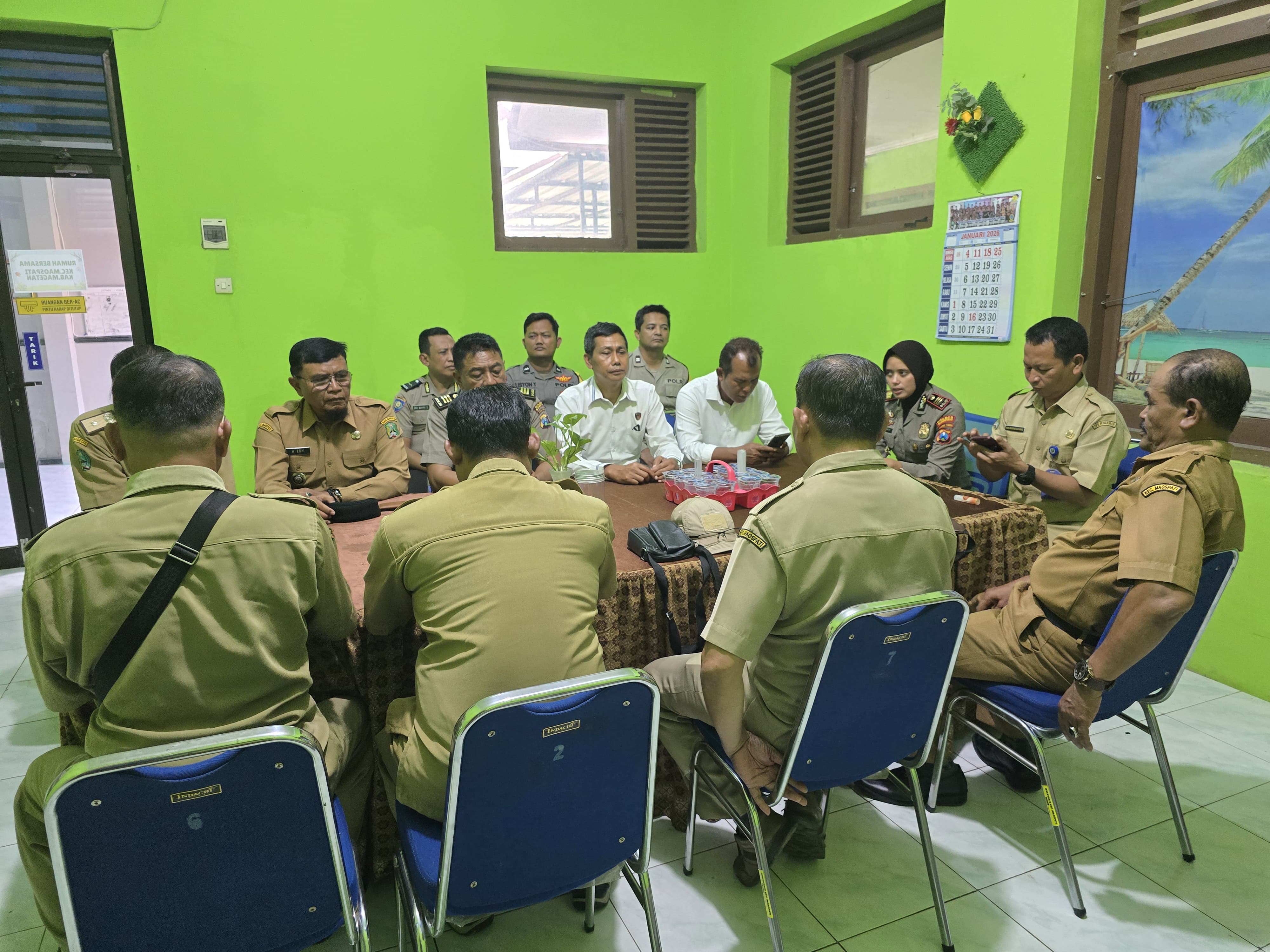 ATENSI BERSAMA: Polsek dan Forkopimca Maospati menggelar rapat koordinasi membahas potensi bahaya yang mengintai galian tanah di tujuh desa, Senin (26/1).