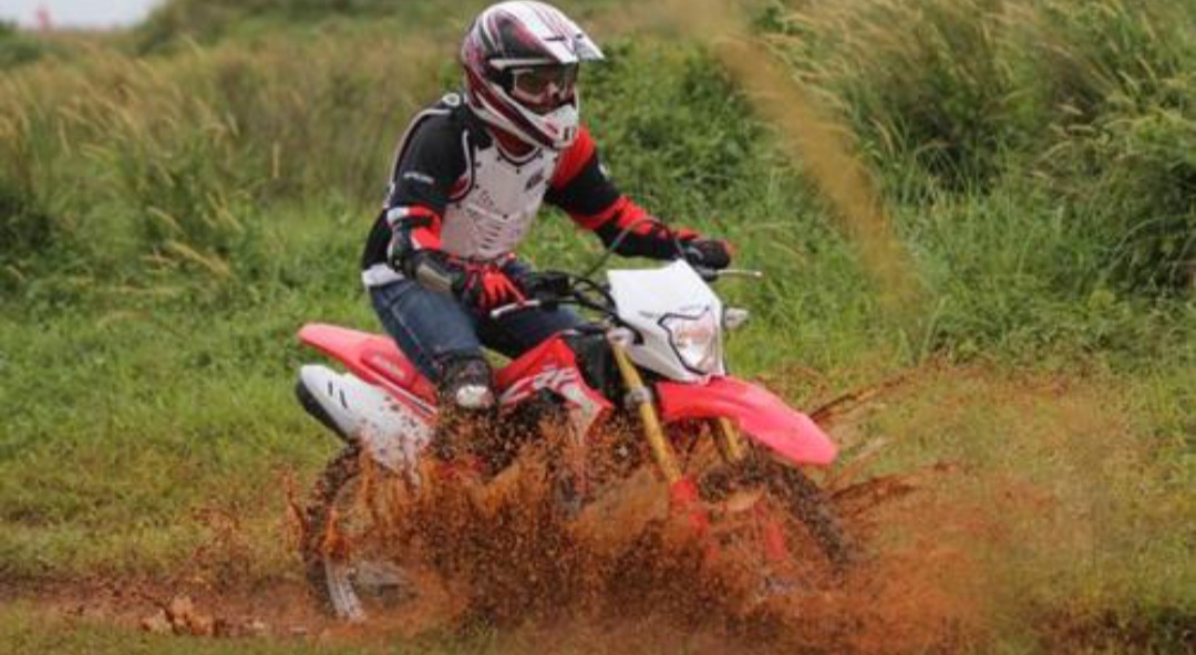 Honda CRF150L hadir sebagai motor trail 150 cc andalan Honda. Simak spesifikasi lengkap, fitur unggulan, dan harga terbarunya.