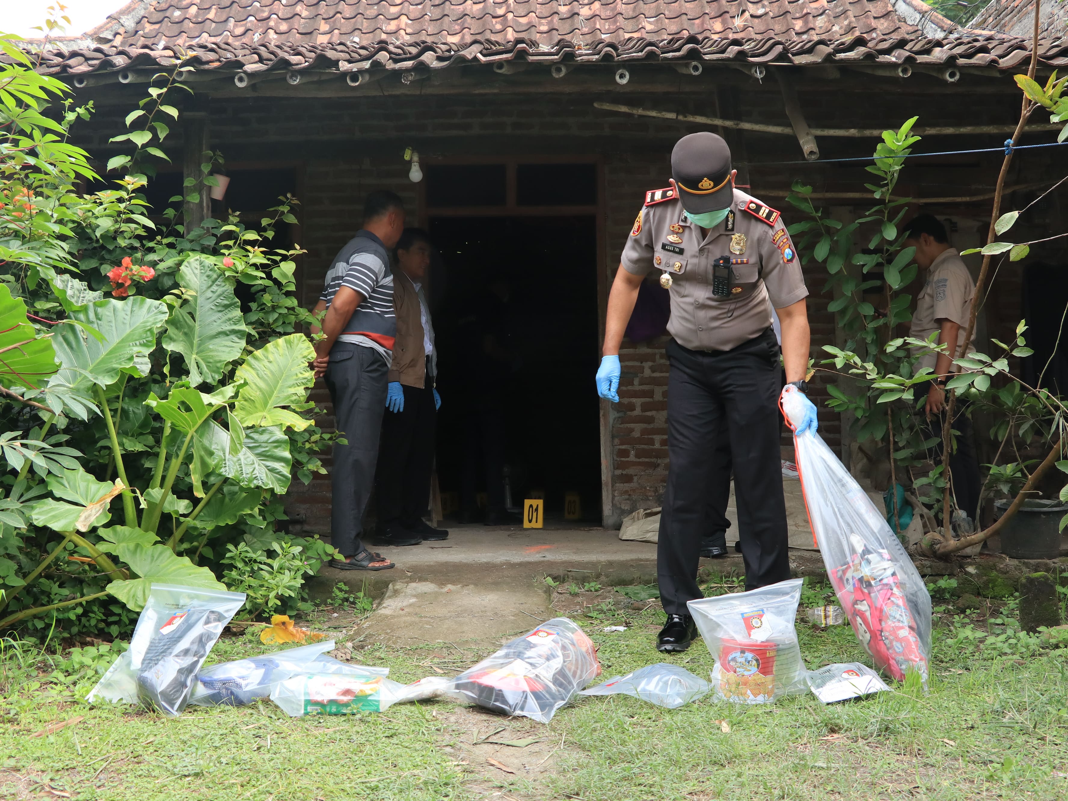 BARANG BUKTI: Satreskrim Polres Ponorogo melakukan olah TKP di rumah Nuraini di Desa Golan, Sukorejo.