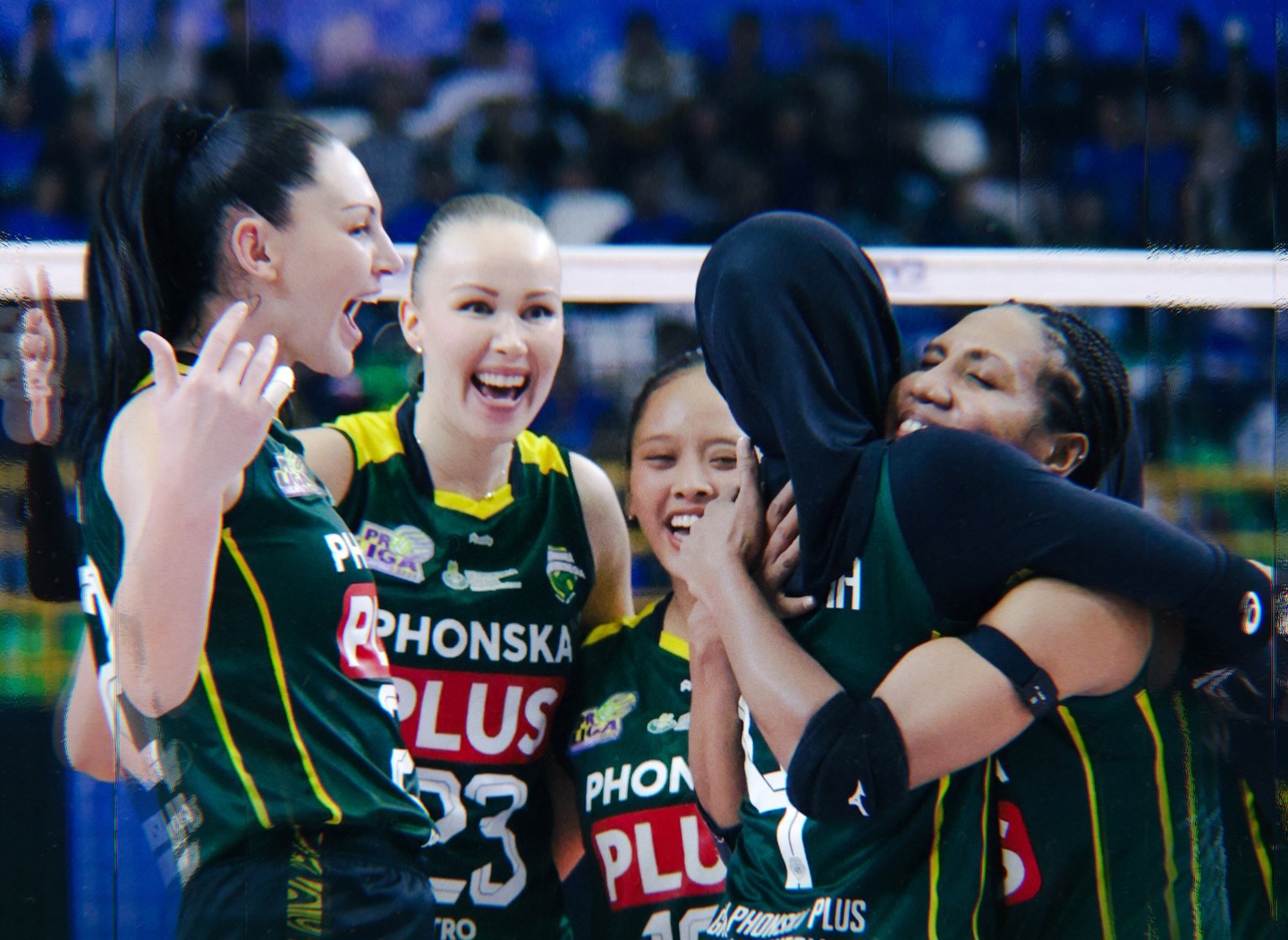 Gresik Phonska Plus rebut set pertama.