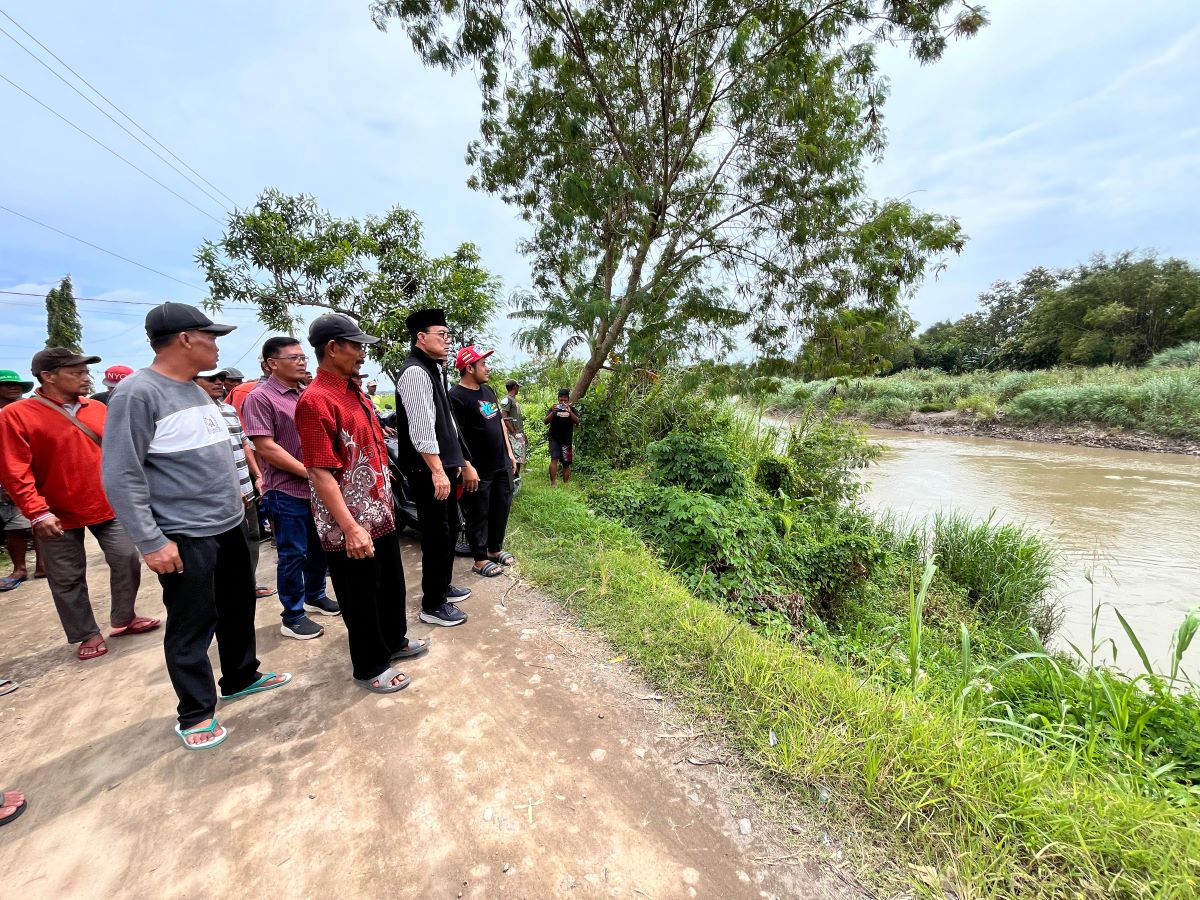 Anggota Komisi VI DPR RI Budi Sulistyono Kanang mengecek langsung erosi Bengawan Madiun di Desa Banjaransari, Padas, Selasa (27/1).