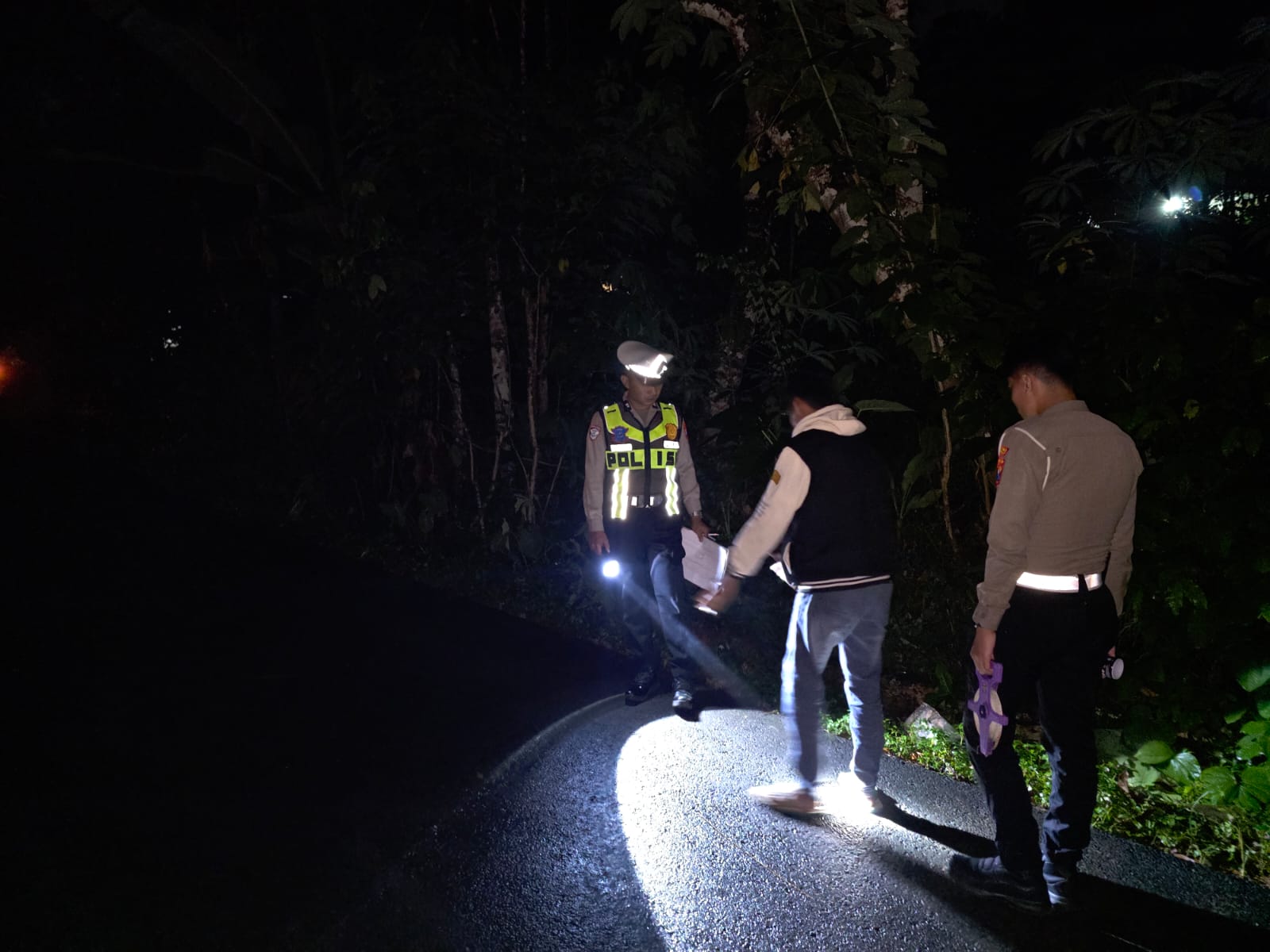 Petugas Satlantas Polres Pacitan melakukan olah TKP kecelakaan maut di Jalan Raya Jatigunung&ndash;Bubakan, Tulakan, Rabu (28/1).