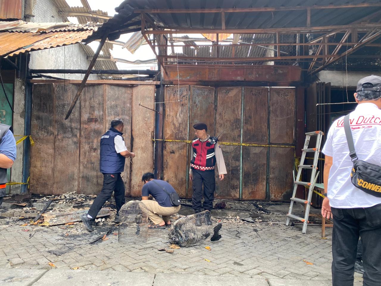 Tim Labfor Polda Jawa Timur melakukan olah TKP kebakaran empat kios di Pasar Burung Srijaya, Kota Madiun, untuk mengungkap penyebab munculnya api. ERLITA HERMININGSIH/RADAR MADIUN