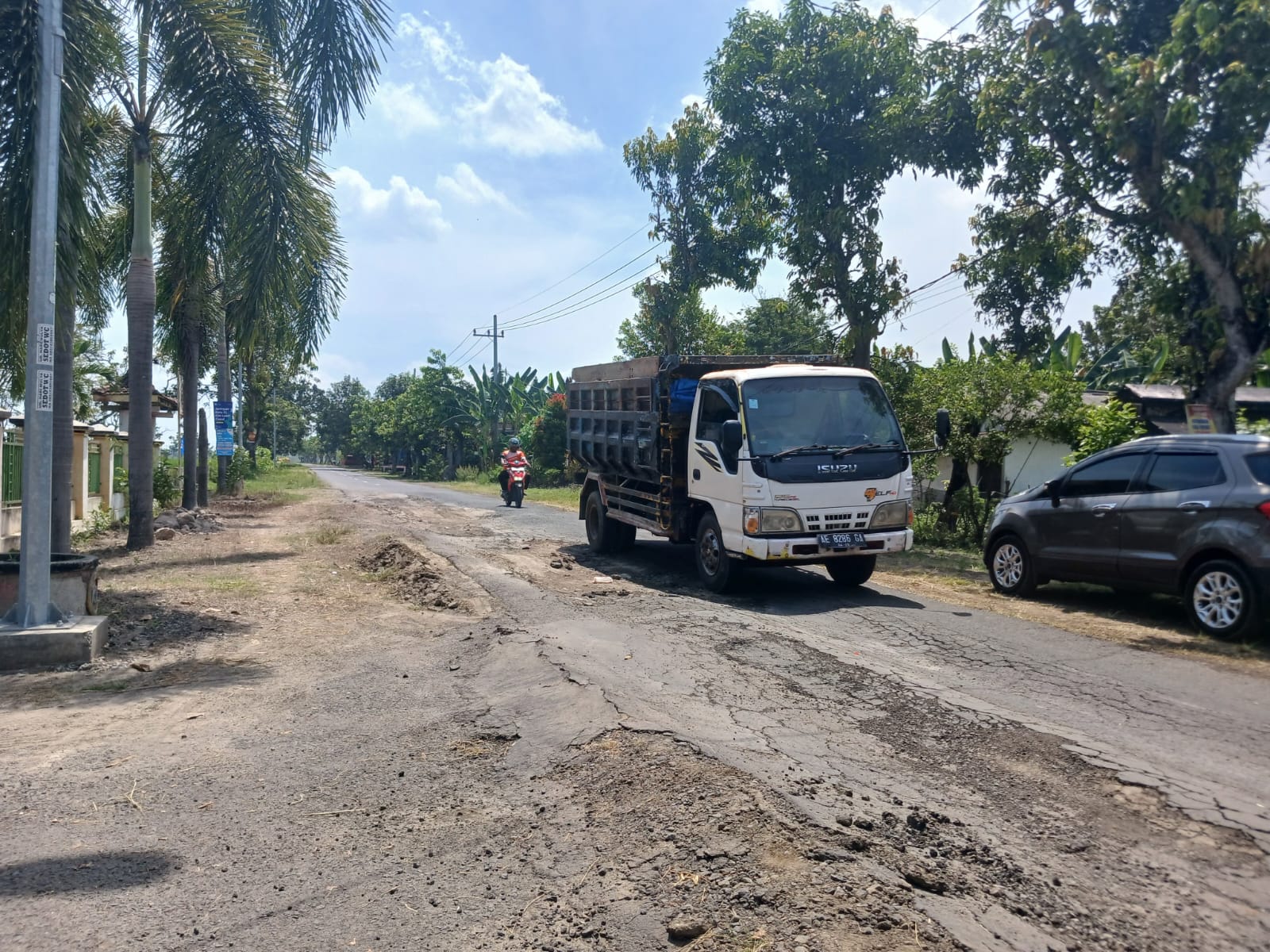 Sejumlah ruas jalan di Kabupaten Madiun masih berlubang dan rusak karena perbaikan dilakukan bertahap menyesuaikan keterbatasan anggaran. DOK RADAR MADIUN