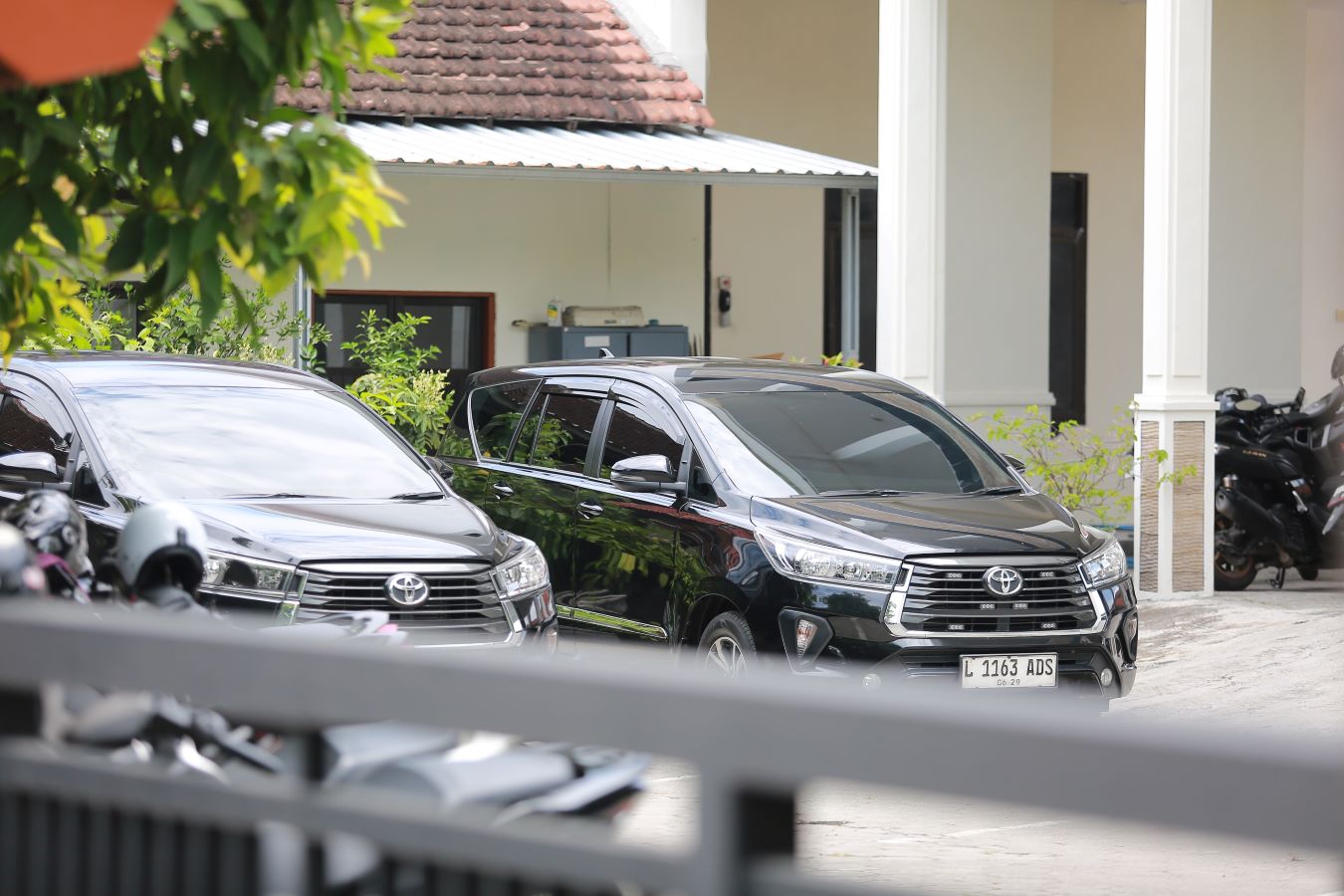 Mobil KPK saat penyidik menggeledah kantor DLH Kota Madiun, Rabu (28/1).