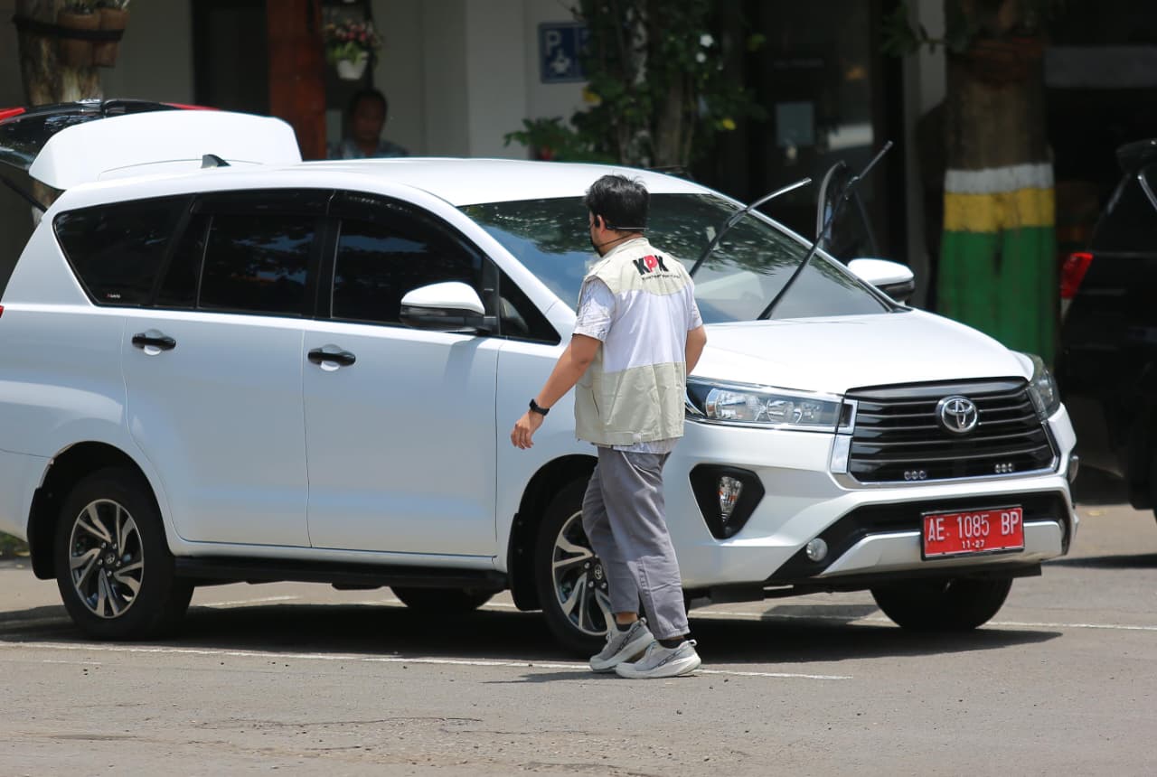 Penyidik KPK menggeledah Balai Kota Madiun, Kamis (29/1). Ruang kerja wali kota dan mobil dinas diperiksa.