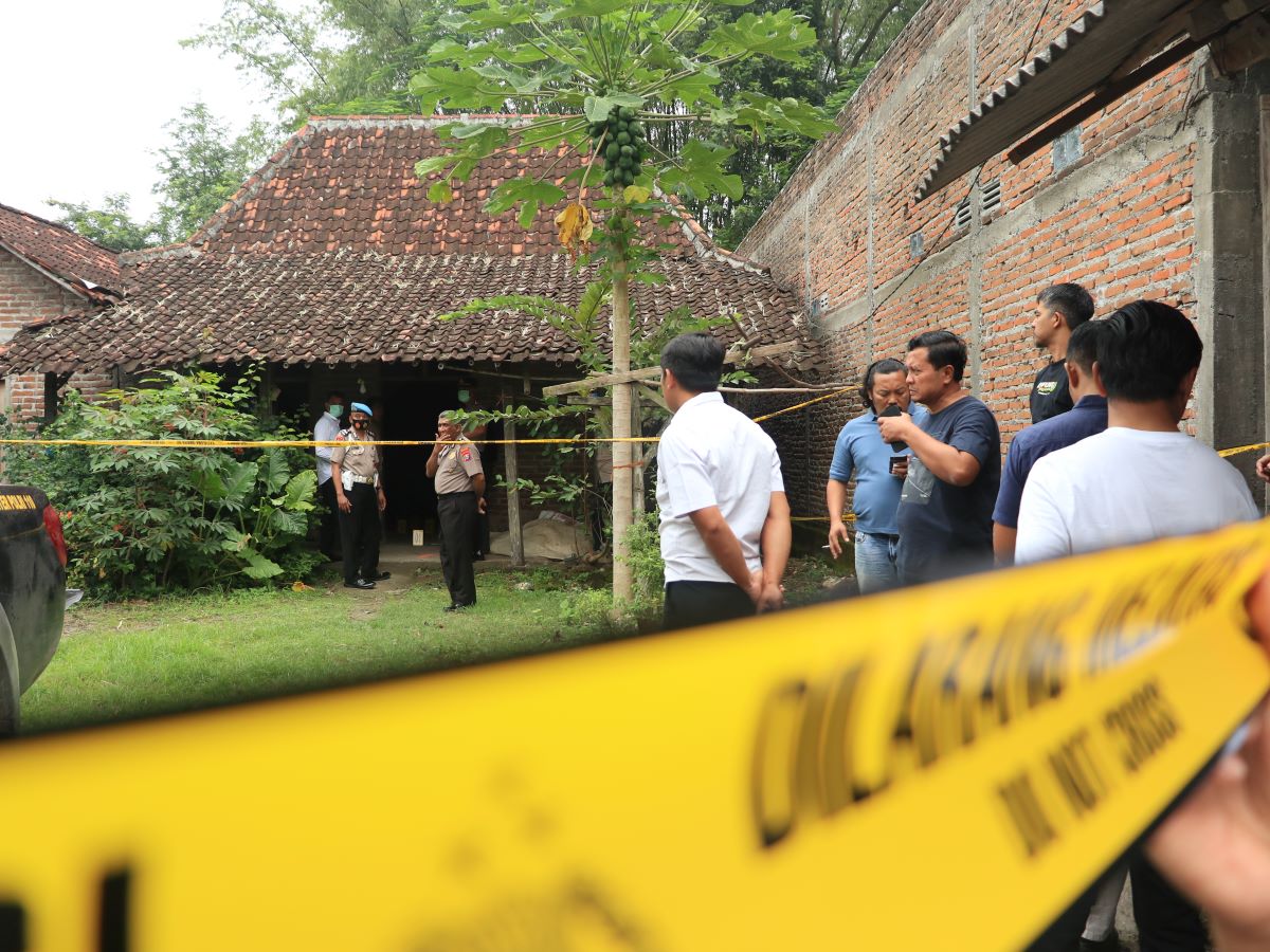 RAJAPATI: Satreskrim Polres Ponorogo mengamankan barang bukti dari rumah Nuraini di Desa Golan, Sukorejo yang ditemukan tewas bersimbah darah Senin (26/1) lalu.