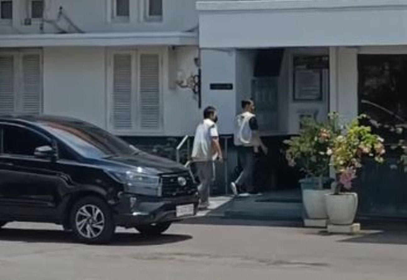 Penyidik KPK menggeledah Balai Kota Madiun, Kamis (29/1). Ruang kerja wali kota dan mobil dinas diperiksa.