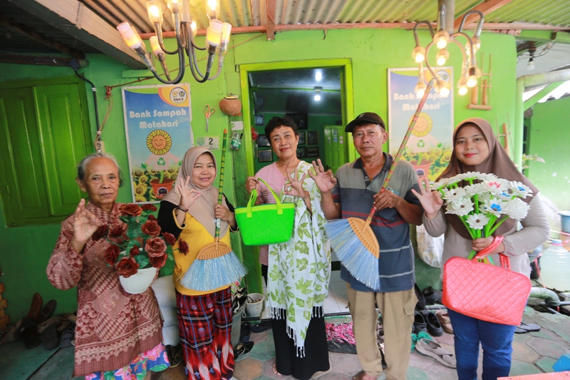 INOVATIF: Aktivitas pengolahan dan pemilahan sampah di Bank Sampah Matahari, Kelurahan Winongo, yang mengantarkan lembaga ini masuk Top 99 SINOVIK 2025.