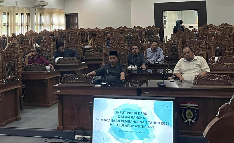WALK OUT: Suasana rapat sosialisasi input pokir DPRD dalam rangka perencanaan pembangunan 2027 di Kantor DPRD Ngawi kemarin (29/1).