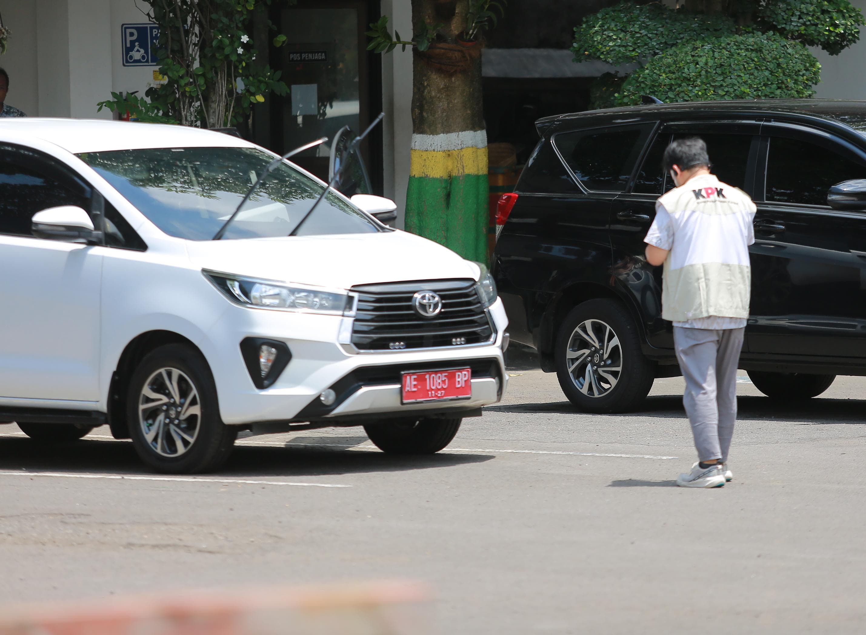 Penyidik KPK menggeledah Balai Kota Madiun, Kamis (29/1). Ruang kerja wali kota dan mobil dinas diperiksa.