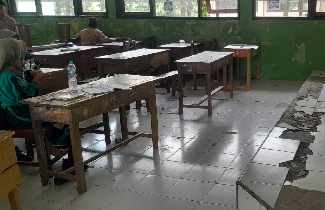 Kondisi bangunan sekolah di Kabupaten Ngawi yang membutuhkan perbaikan akibat kerusakan atap dan fasilitas pendukung. ASEP SYAEFUL/RADAR NGAWI