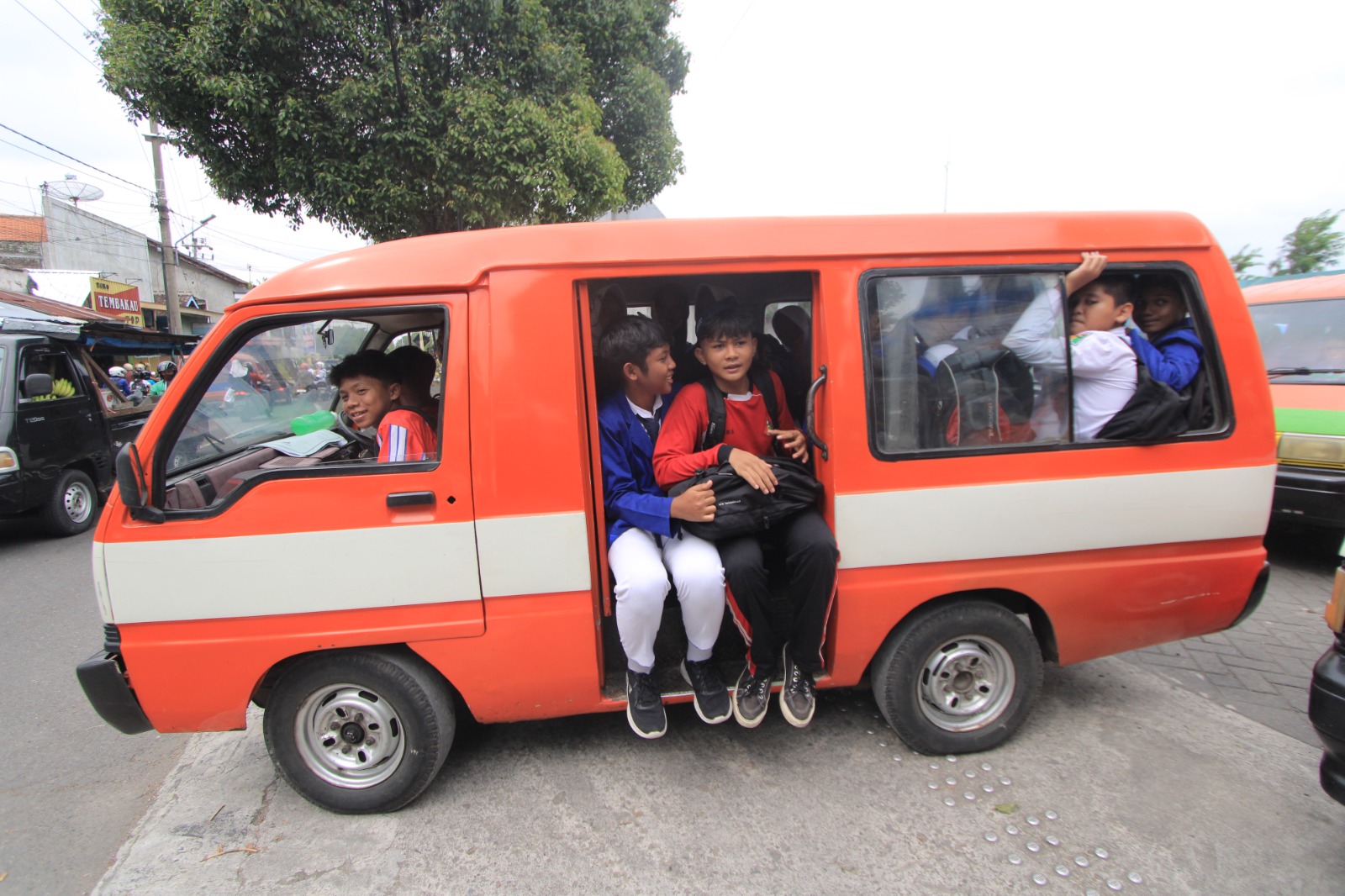 Angkutan Gratis Pelajar (AGP) di Kabupaten Magetan tetap beroperasi melayani antar-jemput siswa meski kebijakan efisiensi anggaran diterapkan. AJI PUTRA/RADAR MAGETAN