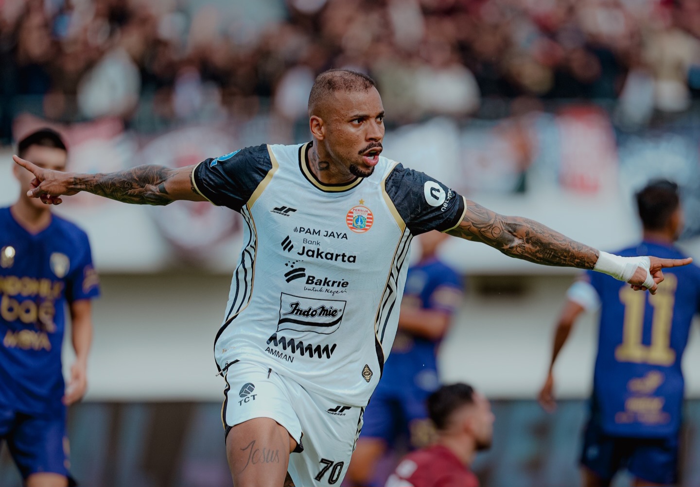 Selebrasi Gustavo Almeida usai cetak gol.