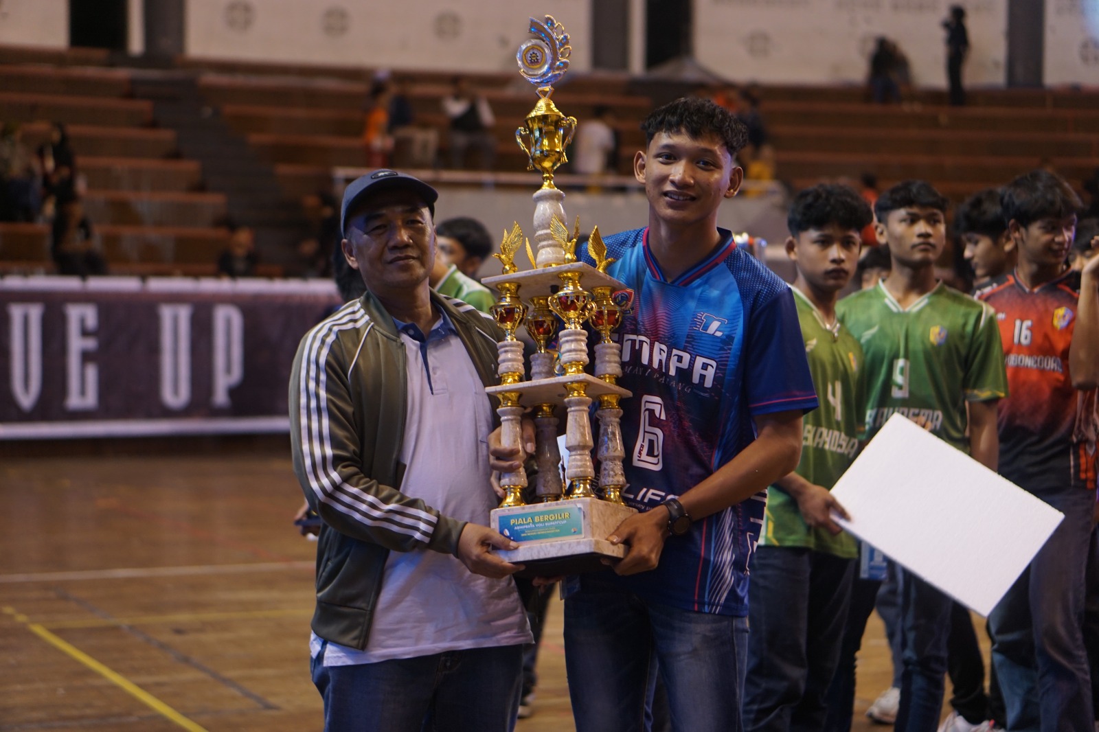 CONGRATS: Plt Kepala SMKN 1 Bendo Supardi menyerahkan trofi kepada para juara, Kamis (29/1).