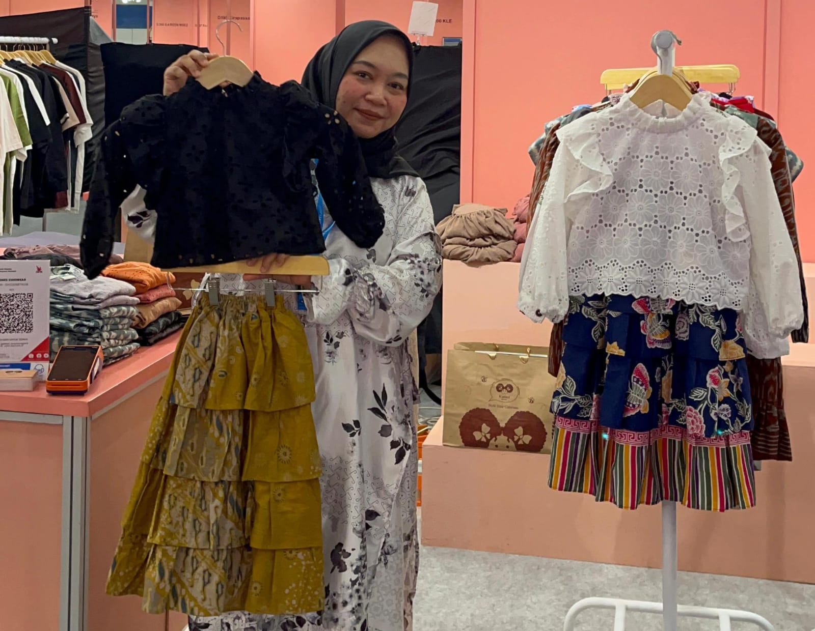 Produk busana anak Kenes Lalita Jepara mengusung motif wastra Nusantara dengan desain modern dan nyaman dipakai.