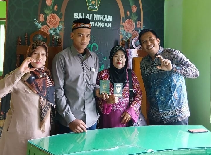 SEMOGA SAMAWA: Ahmad dan Sisri melangsungkan pernikahan di KUA Jenangan, Ponorogo Rabu (28/1) lalu.