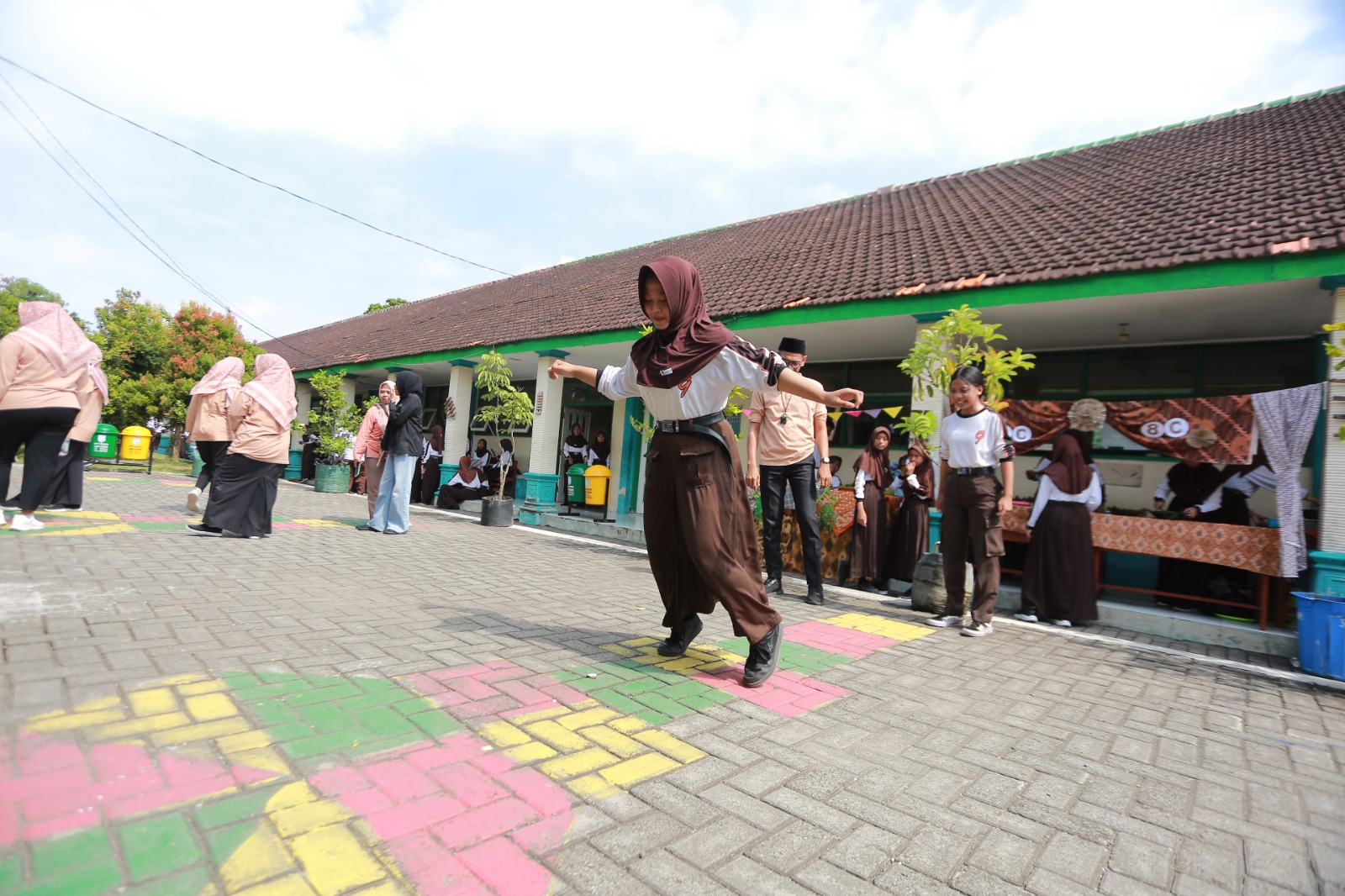 Siswa SMPN 9 Madiun memainkan berbagai permainan tradisional dalam program Mantra 9 yang digelar rutin setiap Rabu genap. BAGAS BIMANTARA/RADAR MADIUN