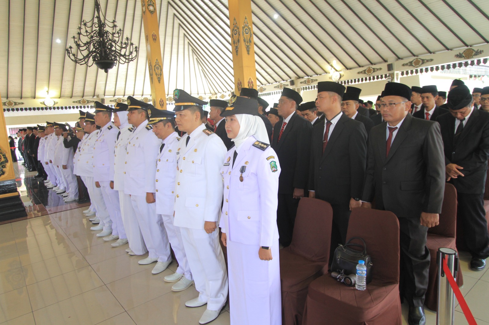 Bupati Magetan Nanik Endang Rusminiarti menyalami ASN yang dilantik dalam mutasi jabatan di Pendapa Surya Graha, Jumat (30/1). AJI PUTRA/RADAR MAGETAN
