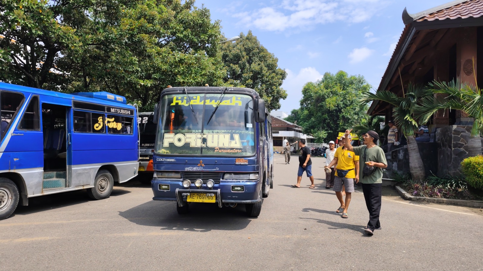 Puluhan sopir minibus menggelar aksi damai di depan Kantor Dishub Ponorogo memprotes trayek bus PO Kalisari Surabaya&ndash;Badegan, Jumat (30/1). SUGENG DWI N/RADAR PONOROGO
