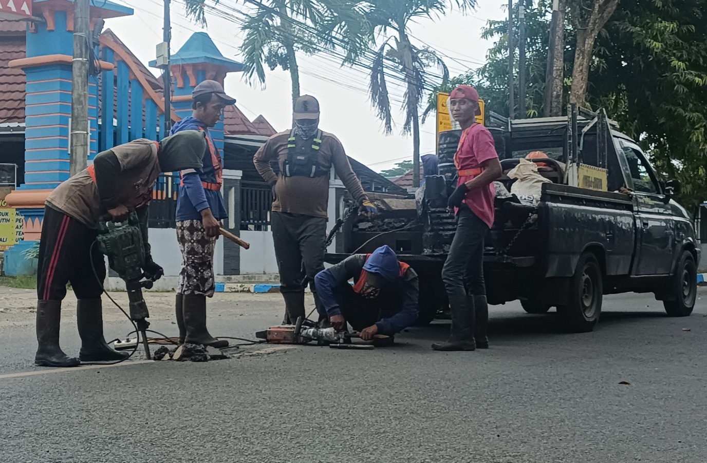 Aktivitas perbaikan jalan di Pacitan. Pada 2026, jumlah paket proyek jalan menyusut drastis dan berdampak pada kontraktor lokal. DOK RADAR PACITAN