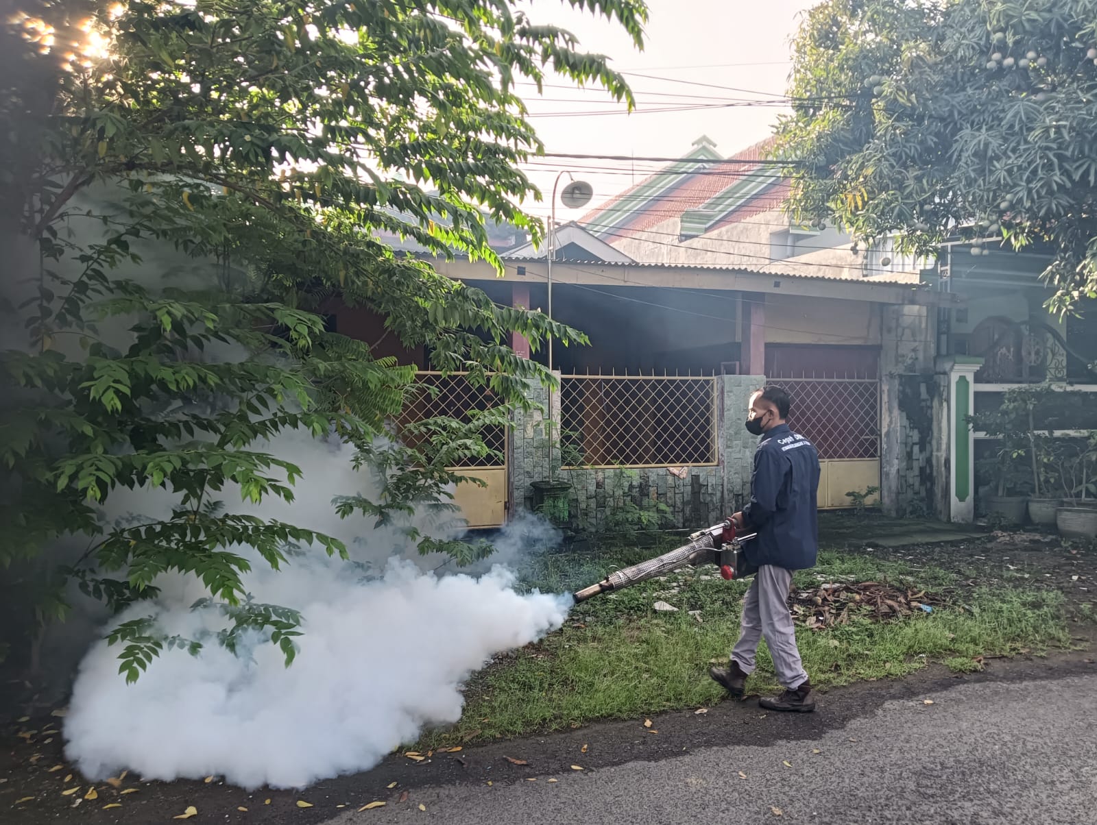 Petugas Dinas Kesehatan Kabupaten Madiun melakukan fogging di salah satu wilayah Kecamatan Wungu sebagai upaya menekan penyebaran DBD. DOK RADAR MADIUN