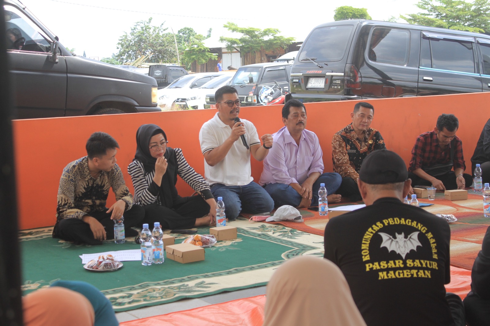 Ketua DPRD Magetan Suratno menjembatani dialog antara pedagang Pasar Sayur dan pemerintah daerah terkait rencana relokasi, Jumat (30/1). AJI PUTRA/RADAR MAGETAN