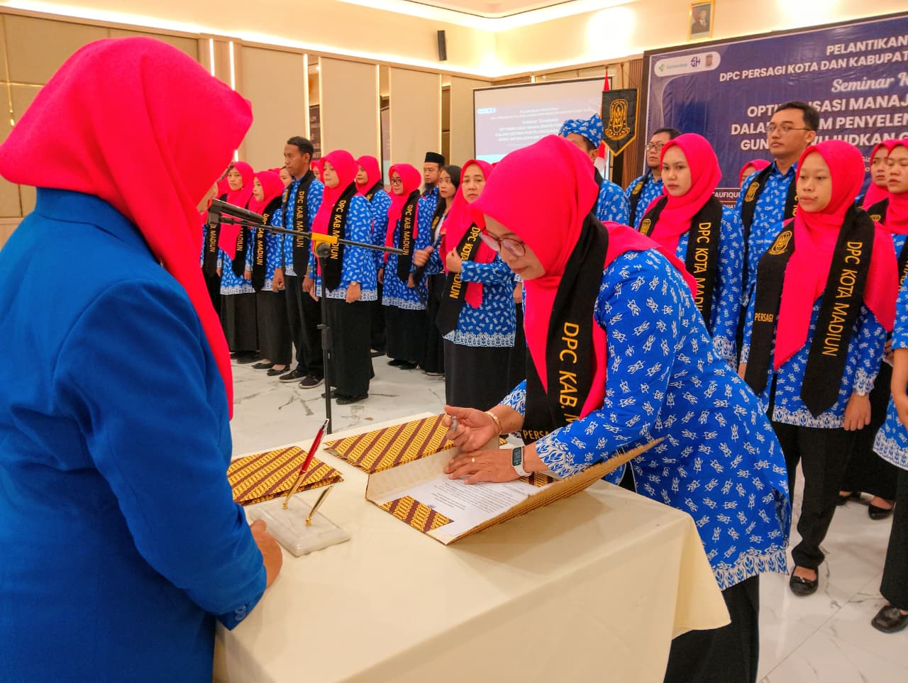 SAH: Ketua II DPD Persagi Jawa Timur Annas Buanasita melantik pengurus DPC Persagi Kota dan Kabupaten Madiun periode 2025-2030 di Ballroom Votel Kartika Abadi Madiun, Sabtu (31/1).