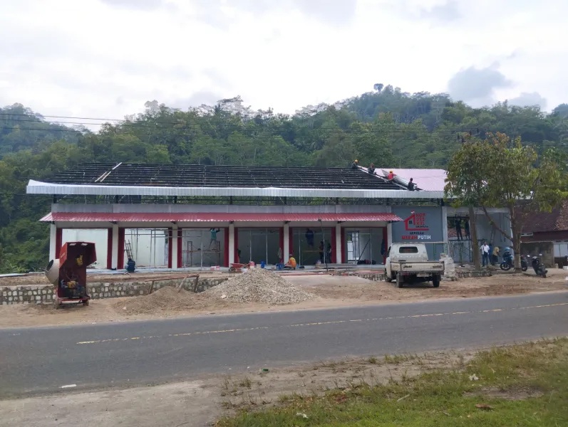 Pembangunan salah satu gerai Koperasi Desa Merah Putih (KDMP) di Pacitan yang ditargetkan segera rampung sebelum memasuki tahap operasional. NUR CAHYONO/RADAR PACITAN