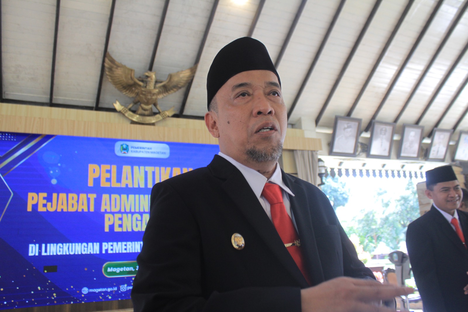 Wabup Magetan Suyatni Priasmoro memberikan penjelasan tentang mekanisme penyaluran bantuan per RT. AJI PUTRA/RADAR MAGETAN