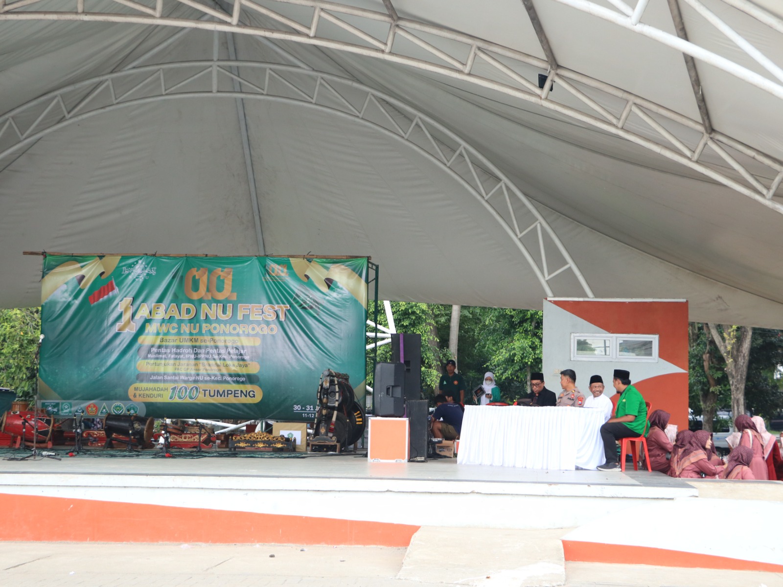 Pameran produk UMKM Fatayat dan Muslimat NU memeriahkan rangkaian peringatan 100 tahun Nahdlatul Ulama di Ponorogo. SUGENG DWI N/RADAR PONOROGO