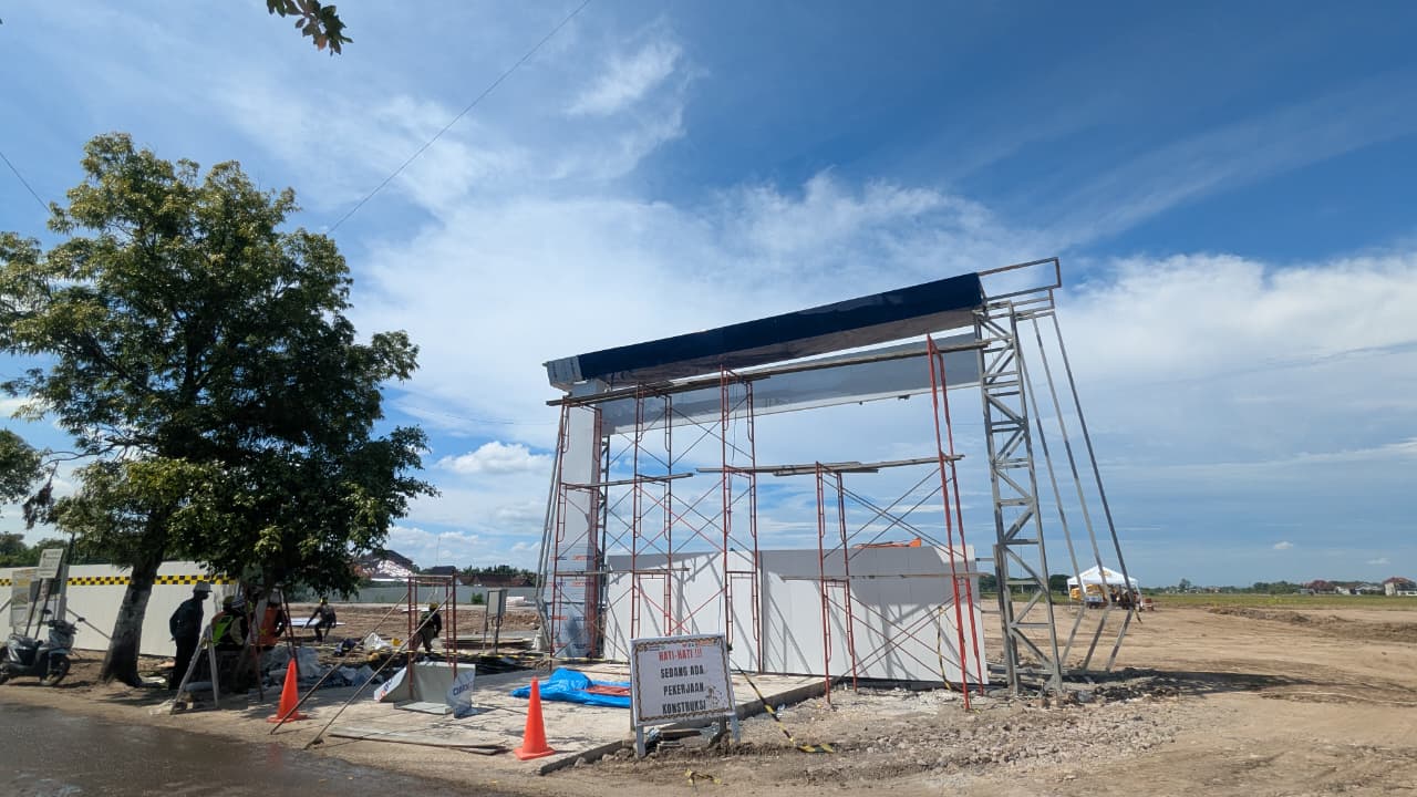 Proses pembangunan gedung Sekolah Rakyat Kabupaten Madiun di Kelurahan Nglames terus dikebut dan ditargetkan rampung tujuh bulan. LODITYA FERNANDES/RADAR MADIUN